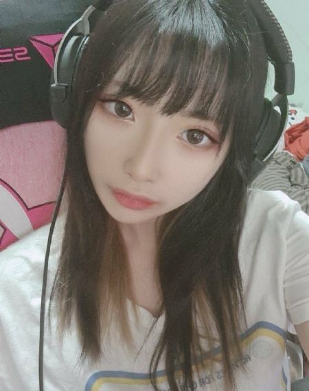 女子高中部的腰姿羽毛球策驰